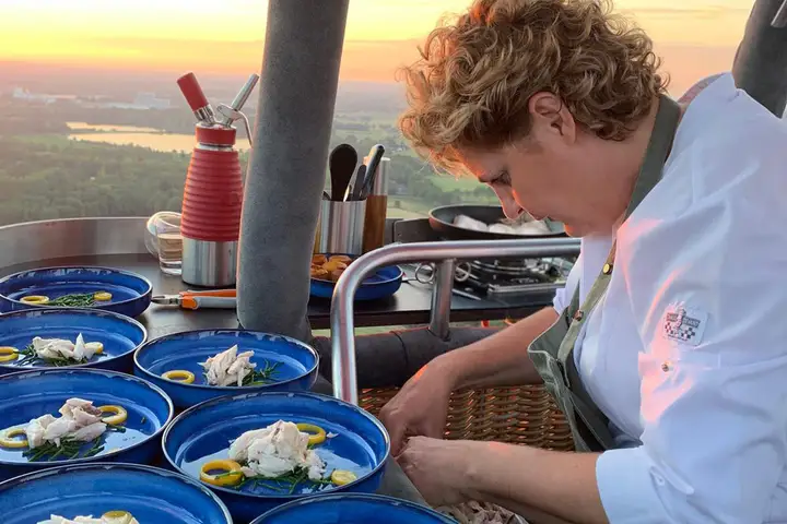 Meesterkok aan het werk in de mand van de ballon
