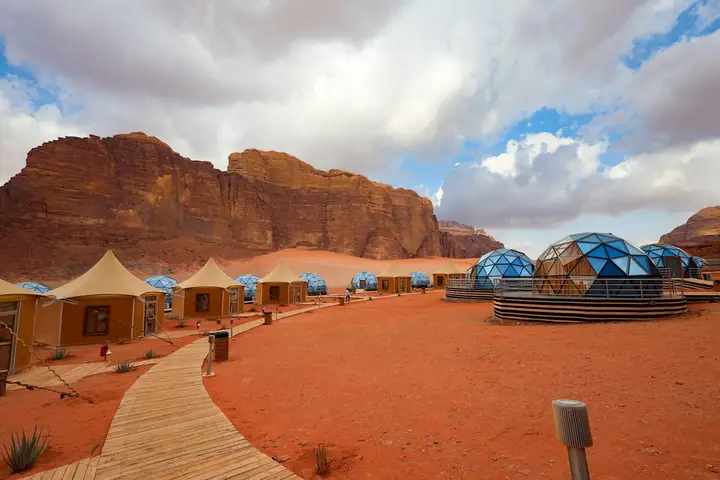 Overnachten in een woestijnkamp in Wadi Rum